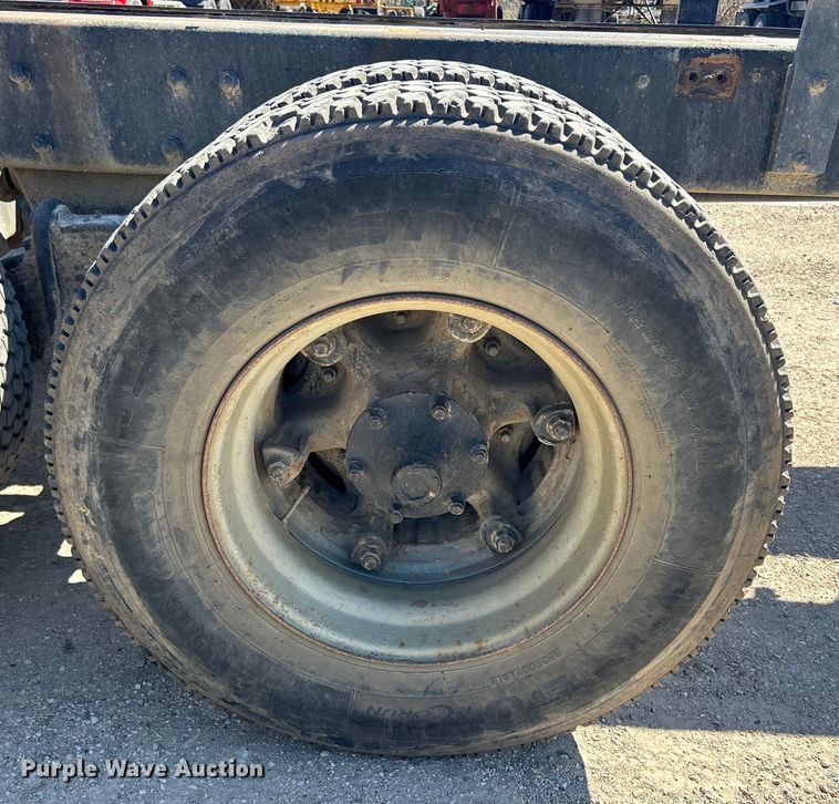 image for item DS0859 1985 Mack DM685S truck cab and chassis