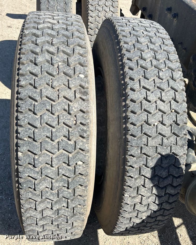 image for item DS0859 1985 Mack DM685S truck cab and chassis