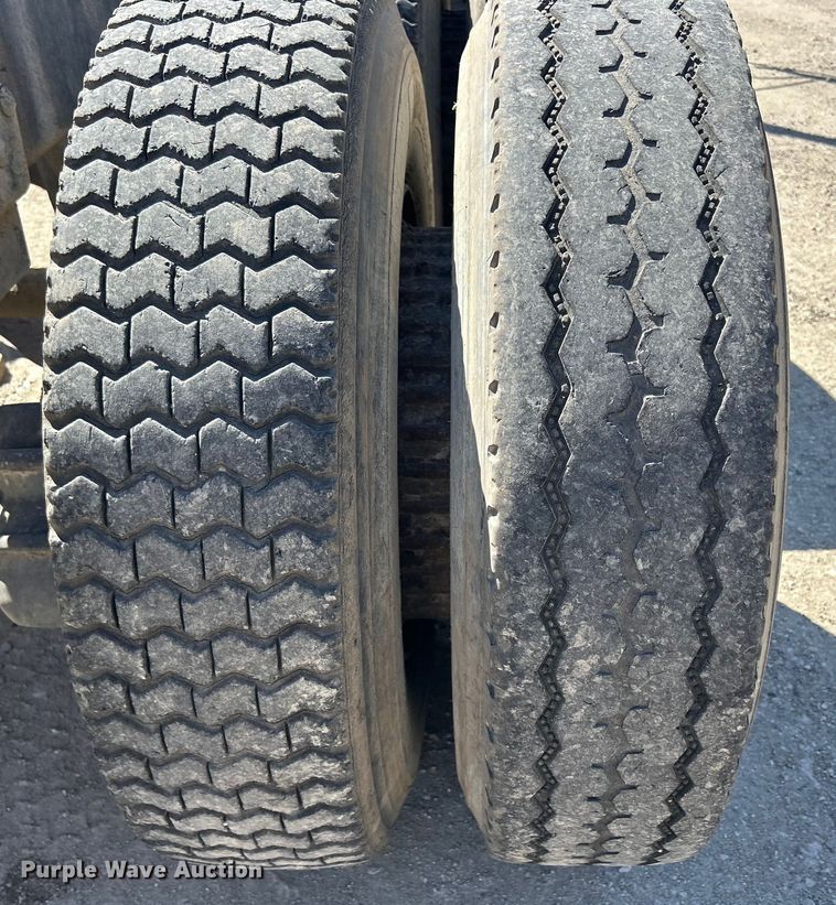 image for item DS0859 1985 Mack DM685S truck cab and chassis