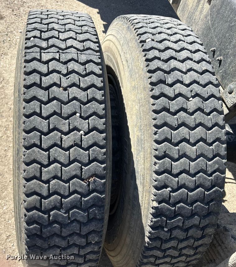 image for item DS0859 1985 Mack DM685S truck cab and chassis