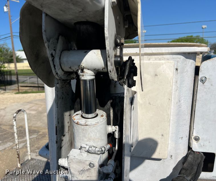 image for item DS2932 2018 Ford F550 bucket truck