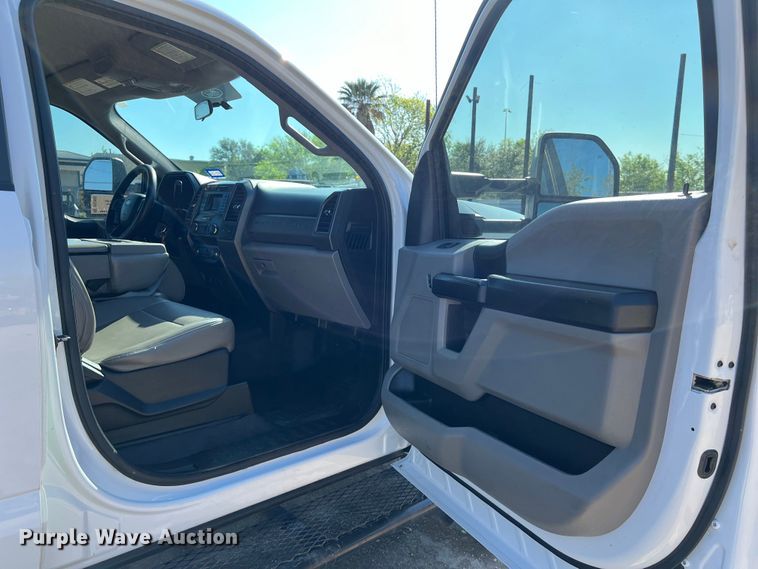 image for item DS2932 2018 Ford F550 bucket truck