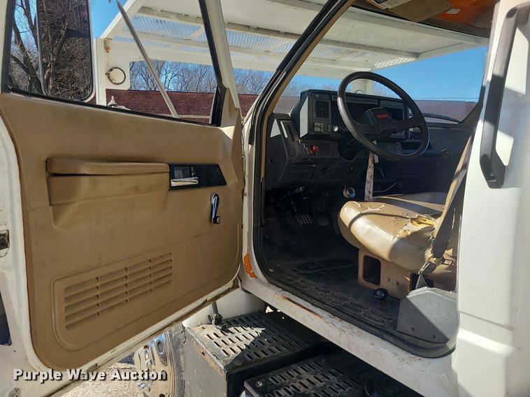 image for item DS7249 2002 GMC C7500 