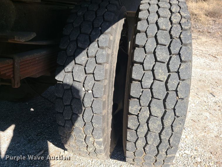 image for item DS7249 2002 GMC C7500 