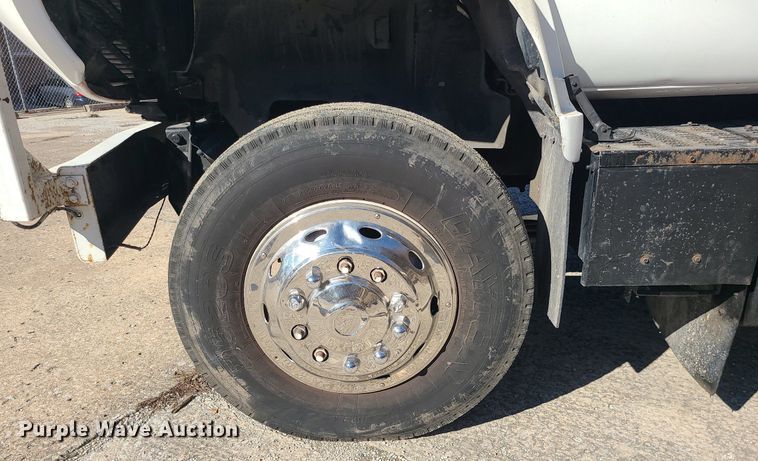 image for item DS7249 2002 GMC C7500 