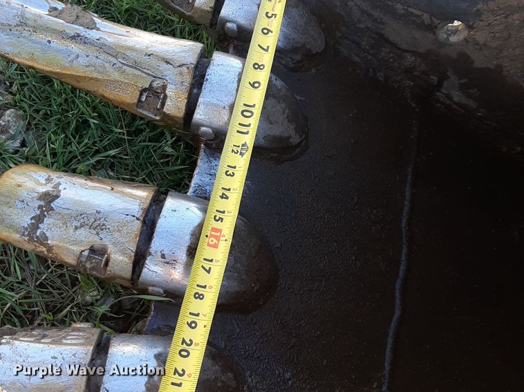 image for item DV9946 2015 John Deere 130G excavator