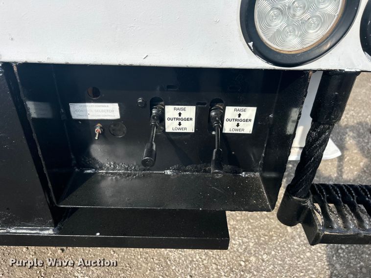 image for item EG1357 2017 Ford F550 Super Duty bucket truck