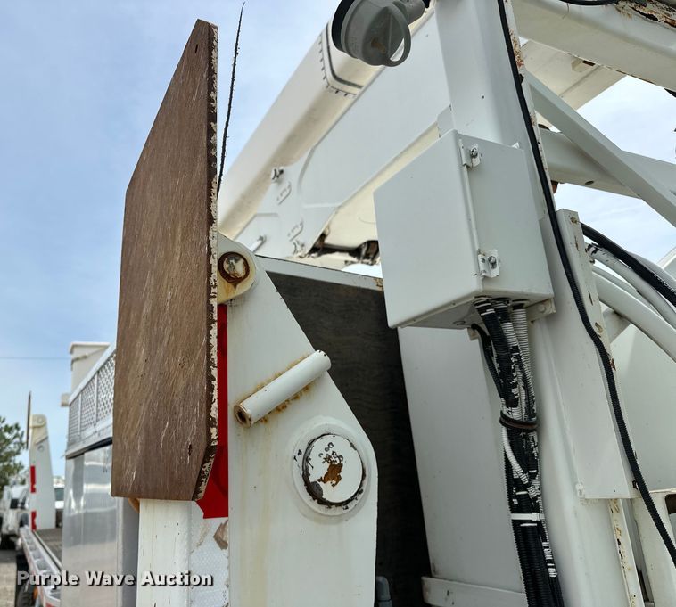 image for item EG1384 2009 Peterbilt  365 tri-drive bucket truck