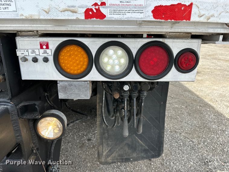 image for item EG1384 2009 Peterbilt  365 tri-drive bucket truck