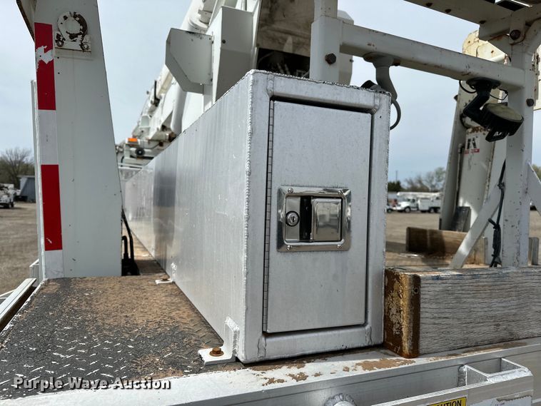 image for item EG1384 2009 Peterbilt  365 tri-drive bucket truck