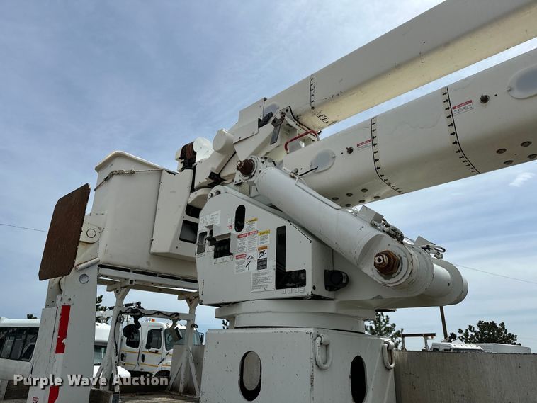 image for item EG1384 2009 Peterbilt  365 tri-drive bucket truck