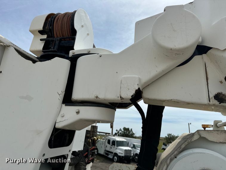 image for item EG1384 2009 Peterbilt  365 tri-drive bucket truck