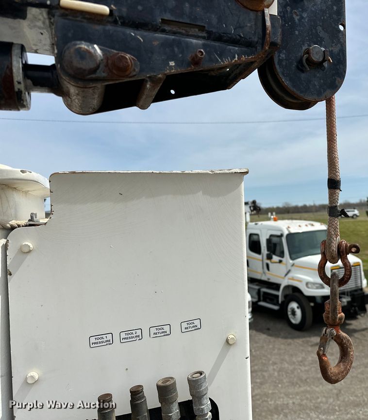 image for item EG1384 2009 Peterbilt  365 tri-drive bucket truck