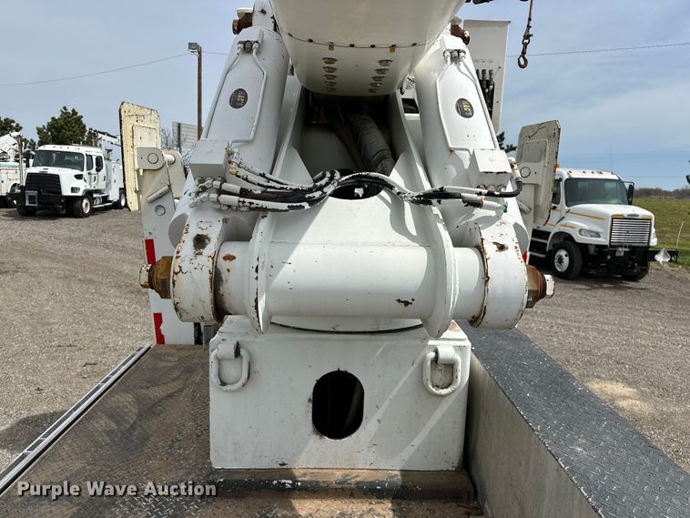 image for item EG1384 2009 Peterbilt  365 tri-drive bucket truck