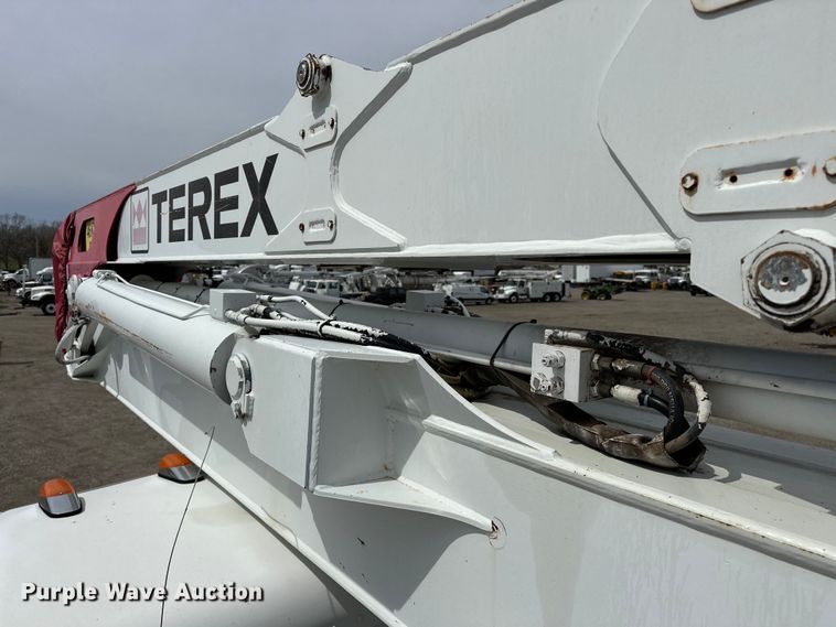 image for item EG1384 2009 Peterbilt  365 tri-drive bucket truck