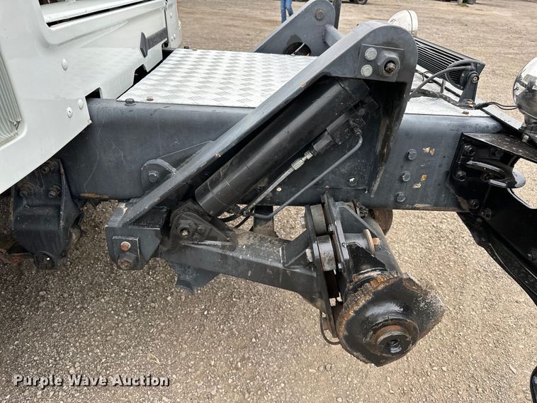 image for item EG1389 1999 International  4700 bridge inspection truck