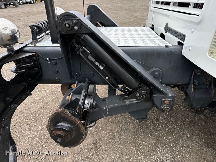 image for item EG1389 1999 International  4700 bridge inspection truck