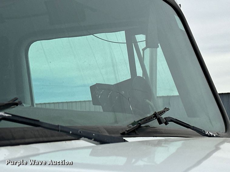 image for item EG1389 1999 International  4700 bridge inspection truck