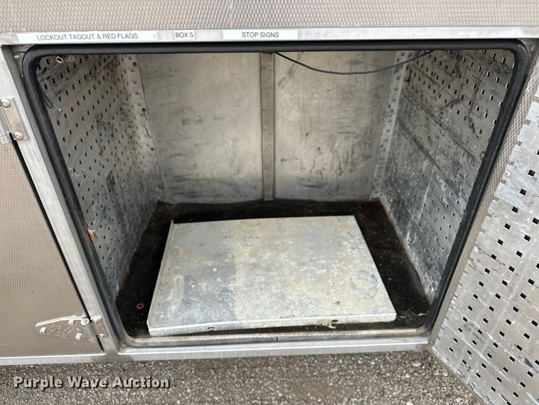 image for item EG1389 1999 International  4700 bridge inspection truck