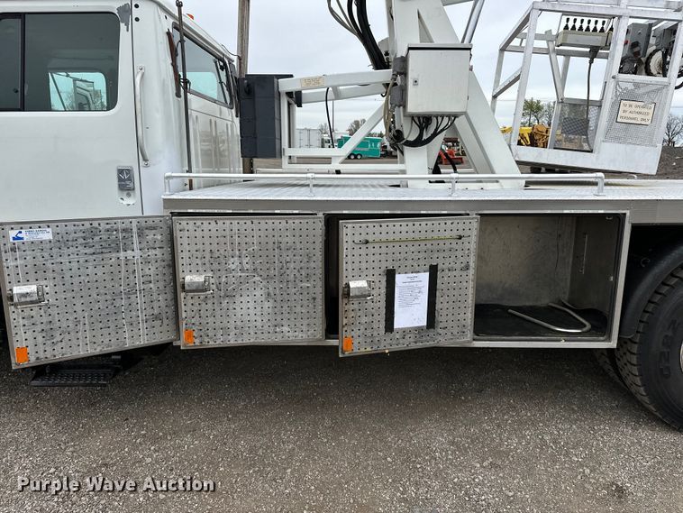 image for item EG1389 1999 International  4700 bridge inspection truck