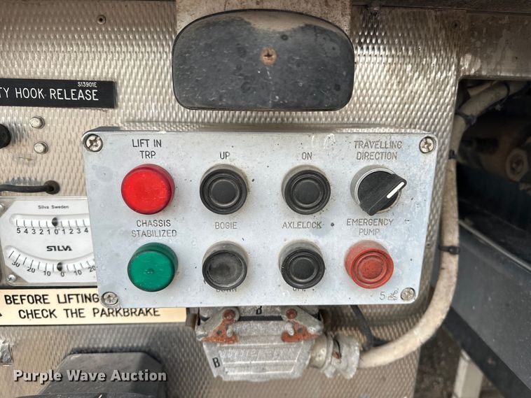 image for item EG1389 1999 International  4700 bridge inspection truck