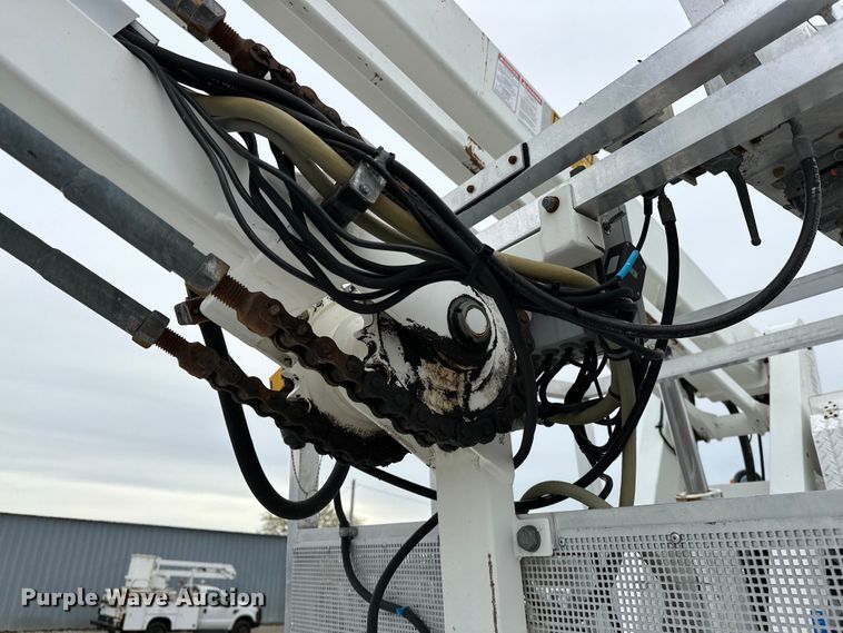 image for item EG1389 1999 International  4700 bridge inspection truck