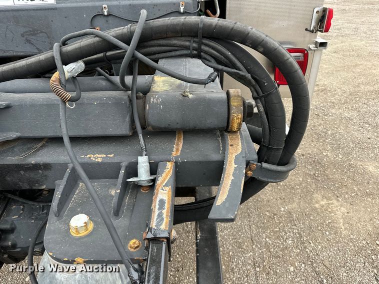 image for item EG1389 1999 International  4700 bridge inspection truck