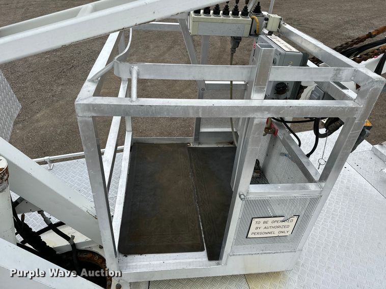 image for item EG1389 1999 International  4700 bridge inspection truck