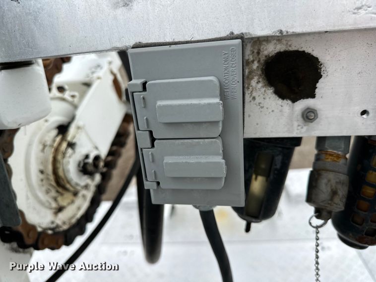 image for item EG1389 1999 International  4700 bridge inspection truck