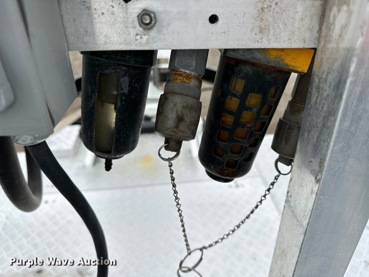 image for item EG1389 1999 International  4700 bridge inspection truck