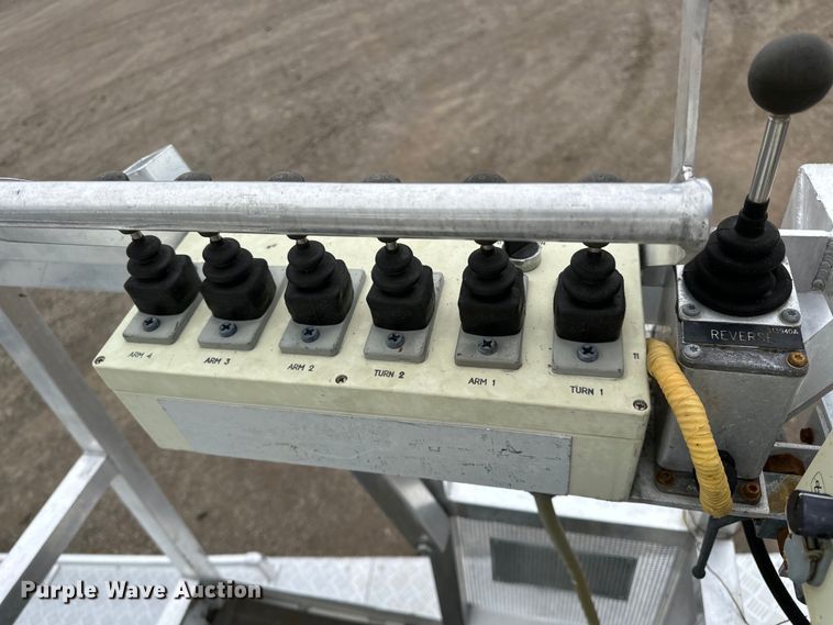 image for item EG1389 1999 International  4700 bridge inspection truck