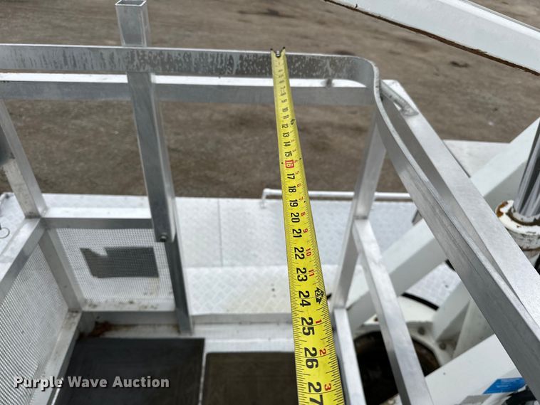 image for item EG1389 1999 International  4700 bridge inspection truck