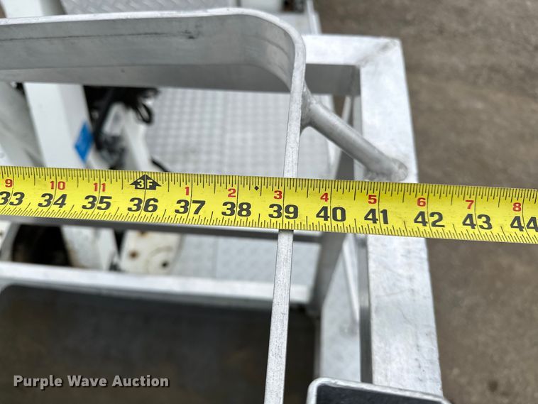 image for item EG1389 1999 International  4700 bridge inspection truck