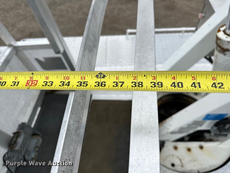 image for item EG1389 1999 International  4700 bridge inspection truck