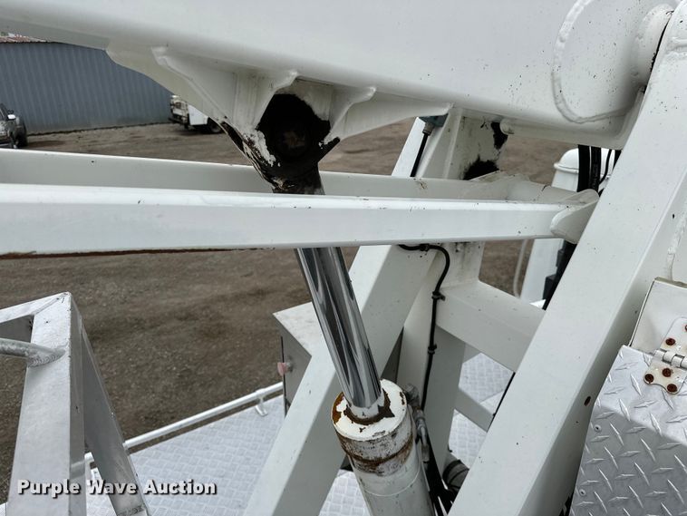 image for item EG1389 1999 International  4700 bridge inspection truck