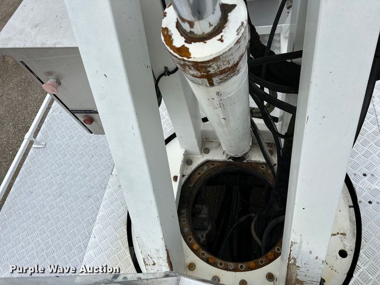 image for item EG1389 1999 International  4700 bridge inspection truck