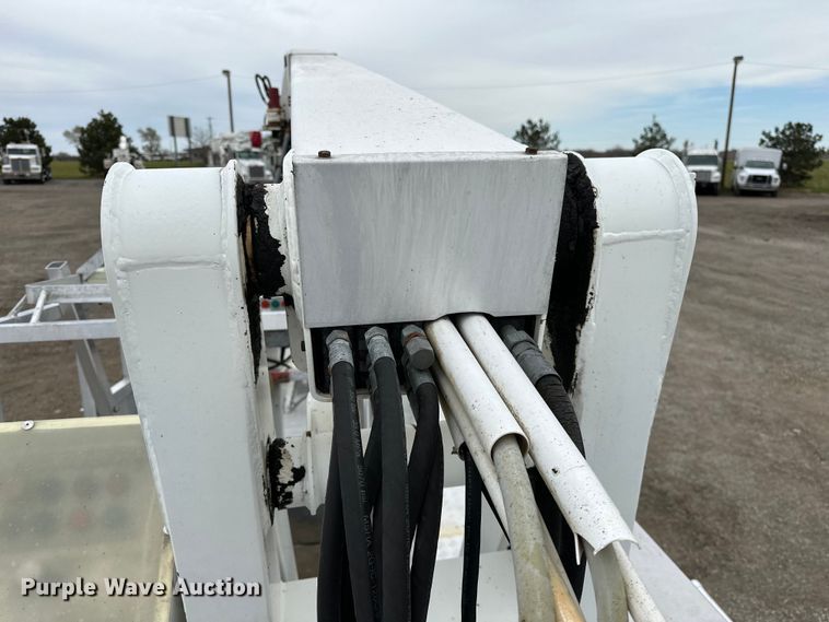 image for item EG1389 1999 International  4700 bridge inspection truck