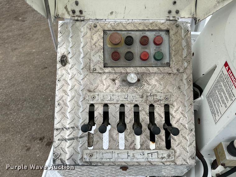 image for item EG1389 1999 International  4700 bridge inspection truck