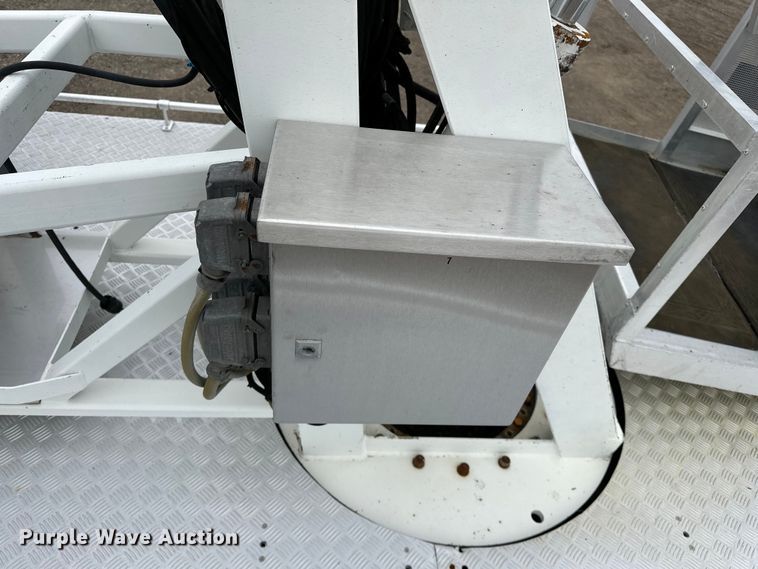 image for item EG1389 1999 International  4700 bridge inspection truck