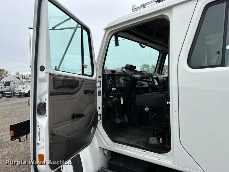 image for item EG1389 1999 International  4700 bridge inspection truck