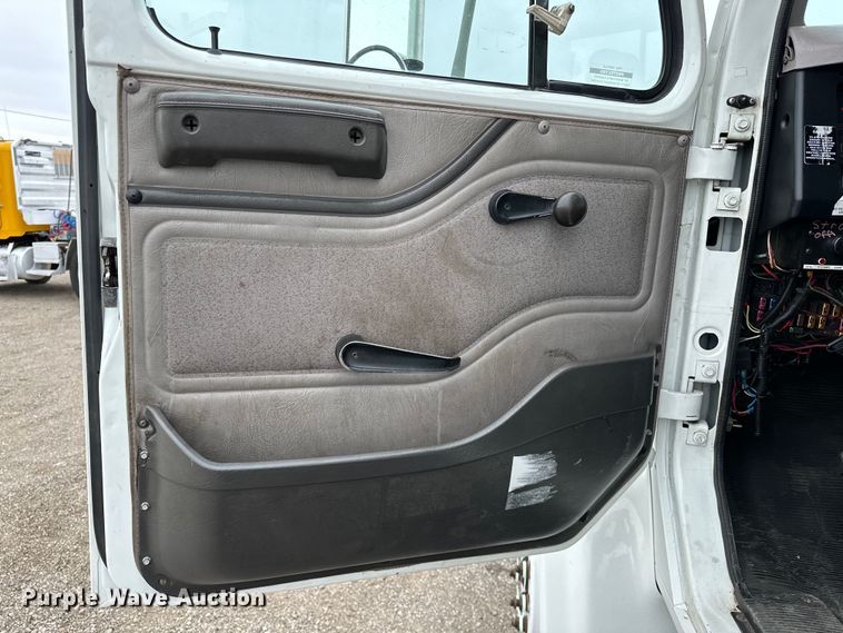 image for item EG1389 1999 International  4700 bridge inspection truck