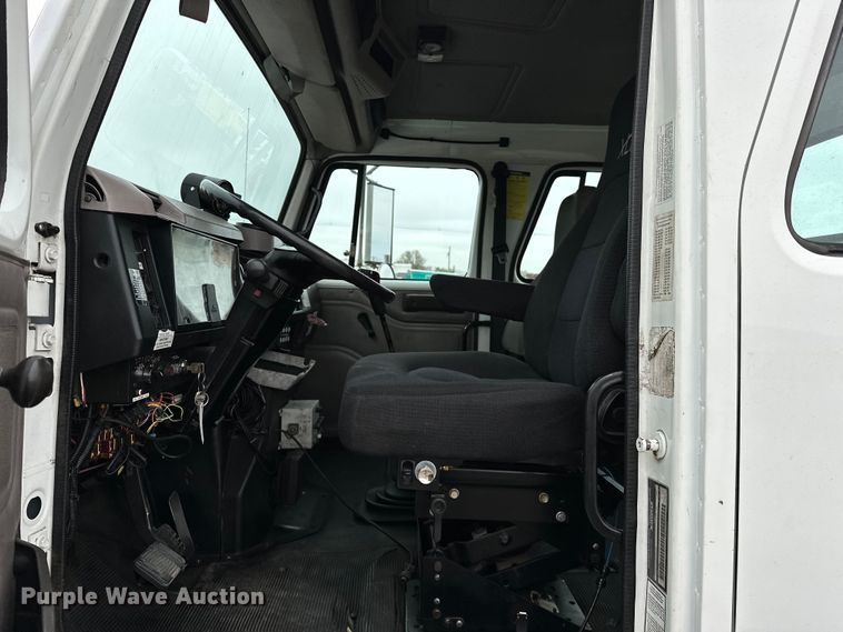 image for item EG1389 1999 International  4700 bridge inspection truck