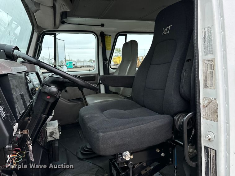 image for item EG1389 1999 International  4700 bridge inspection truck