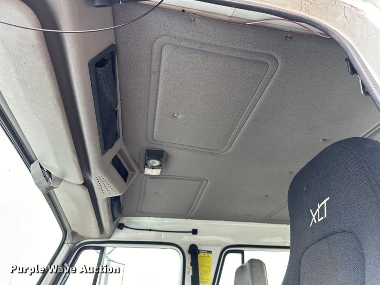 image for item EG1389 1999 International  4700 bridge inspection truck