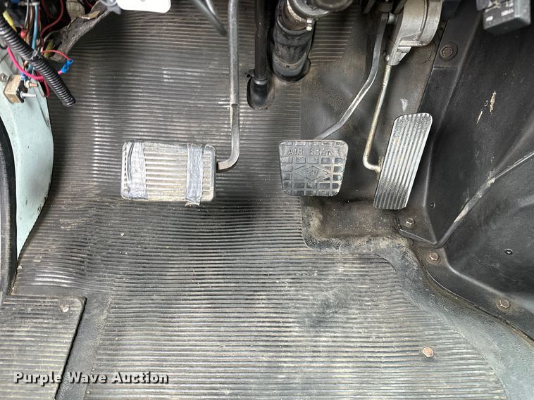 image for item EG1389 1999 International  4700 bridge inspection truck