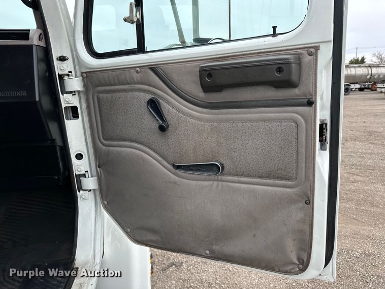 image for item EG1389 1999 International  4700 bridge inspection truck