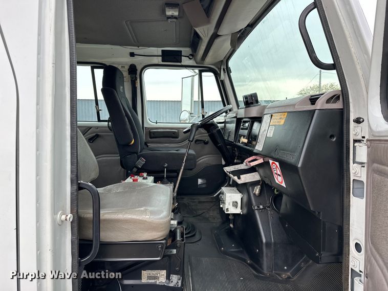 image for item EG1389 1999 International  4700 bridge inspection truck