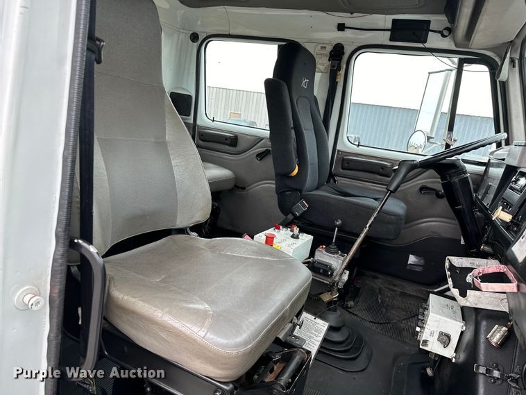 image for item EG1389 1999 International  4700 bridge inspection truck