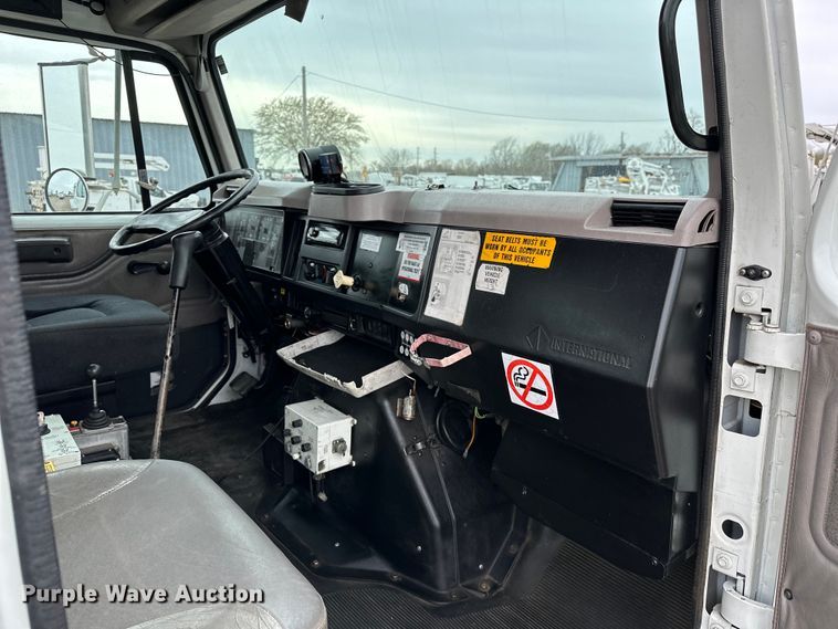 image for item EG1389 1999 International  4700 bridge inspection truck