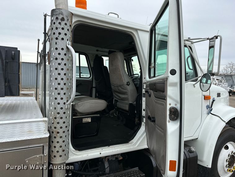 image for item EG1389 1999 International  4700 bridge inspection truck